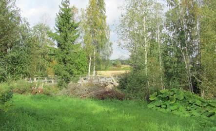 Keskellä peltolaaksoa on Koivukennään komea maatilapihapiiri. Raitin keskiosan rakennuskanta on uudempaa.