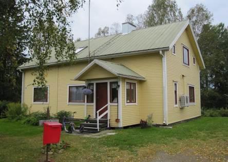 talousrakennus ja taustalla oleva sauna.