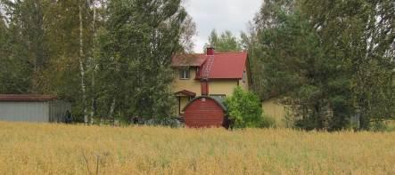 Alkuperäinen pystyrimalaudoitus, ikkunat, ovet ja kuisti pyöreine