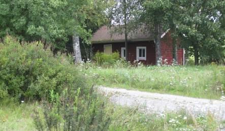 sauna ja pieni tiilinen navettasiipi, jonka