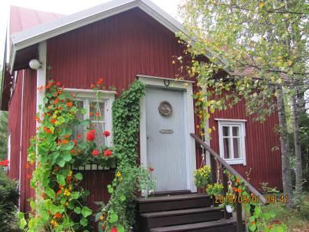 Ikkuna- ja nurkkalaudoituksissa sekä listoissa tulisi käyttää pelkistettyjä yksityiskohtia. Vanhan kopioiminen ei ole tavoitteena uudisrakennuksia suunniteltaessa.