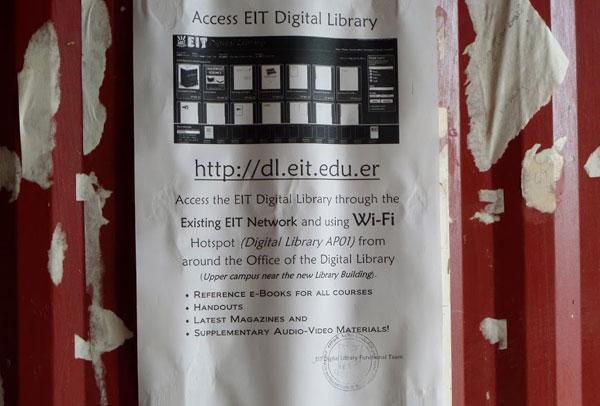 Digitaalisen kirjaston mainostusta kampuksella Kaupungin tunnelmaa Eritrea on