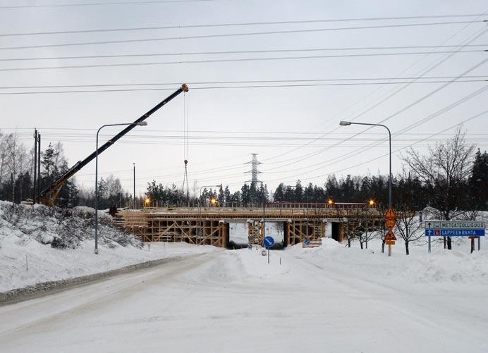 10 Hankeraportti 7, maaliskuu 2010 Hankeraportti 7, maaliskuu 2010 11 Turvallisuusasiat Ympäristöasiat Tekniset järjestelmät Työmaan yleistä turvallisuutta kuvataan MVR-indeksillä (maa- ja