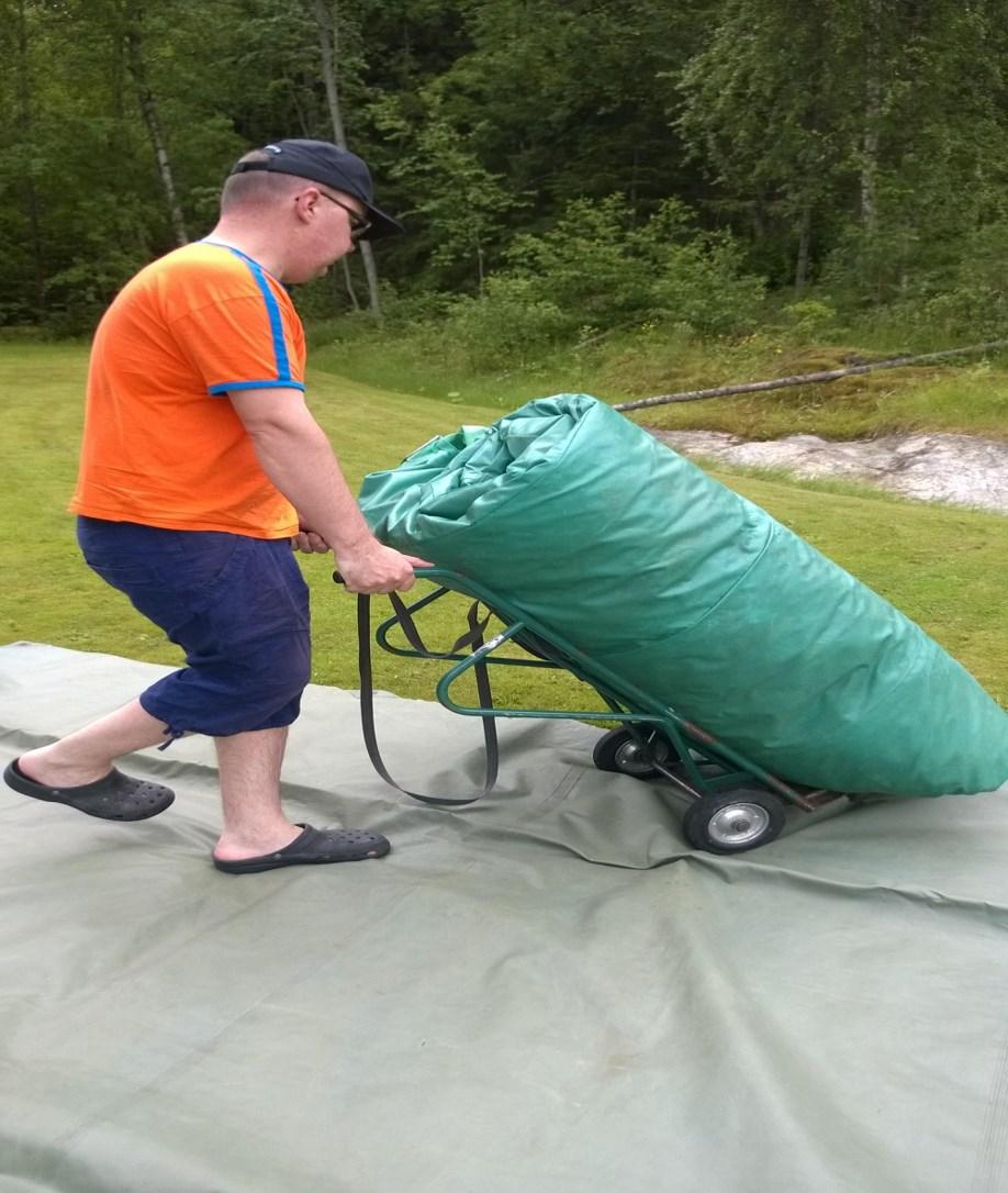 PAKKAAMINEN Ohjaa lapset pois pomppulinnasta. Kerää pomppulinnasta mahdolliset roskat pois. Harjaa sisällä oleva hiekka huolellisesti pois. Irrota kiinnitysköydet ja koukut.