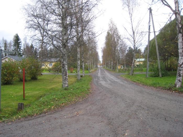 selänteen reunan kumpareasutusta (pientiloja ja maatiloja yms.) ja paikoitellen on myös raittiasutusta. Rakennuskanta on pääosin 1960 luvulta. Ylipäässä ja sen lähistöllä on laajoja viljelymaisemia.