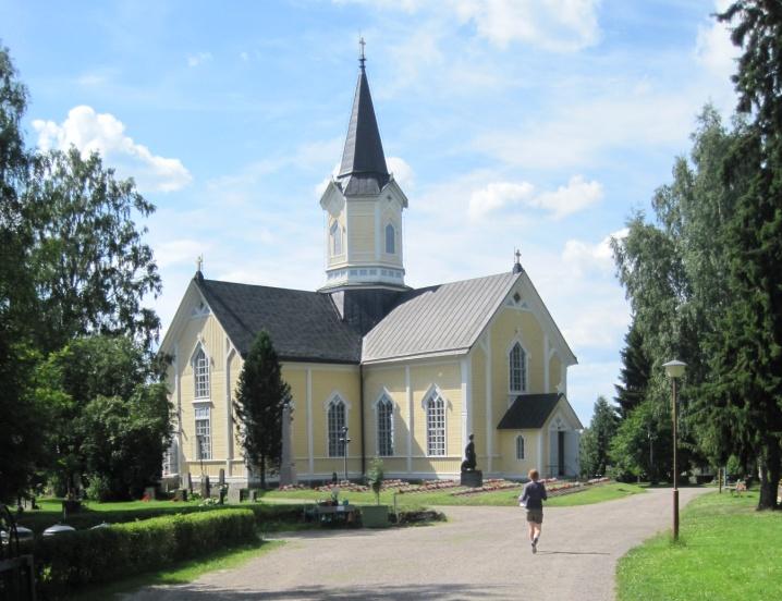 ARVOKKAAT RAKENNUSKOHTEET (RAKENNETUN YMPÄRISTÖN SUOJELUKOHTEET) 3. HAAPAJÄRVEN KIRKKO JA TAPULI (valtakunnallisesti arvokas) Haapajärven kirkko. Kirkon tapuli.