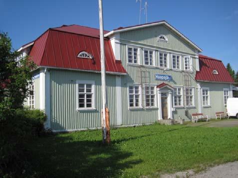 14. HAAPAJÄRVEN RAUTATIEASEMA (kuuluu myös aluekohteeseen no 22 Haapajärven rautatieasema alue) Asema alue on rakennettu vuonna 1924, johon kuuluu mansardikattoinen asemarakennus, rautatieläisten