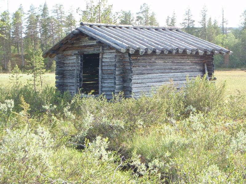 Etualalla jänkäniityn halki virtaava puro.