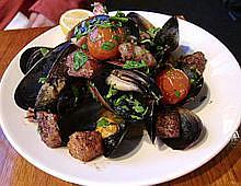 Sur lie eli viini on levännyt sakan päällä. Erinomainen ostos Drouet Frères'ltä. Ruokasuositus: Sinisimpukat (blue mussels) merimiehen tapaan.