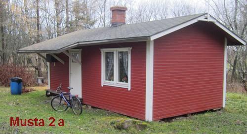 rakennettua pihapiiriä ja yksi heinälato.