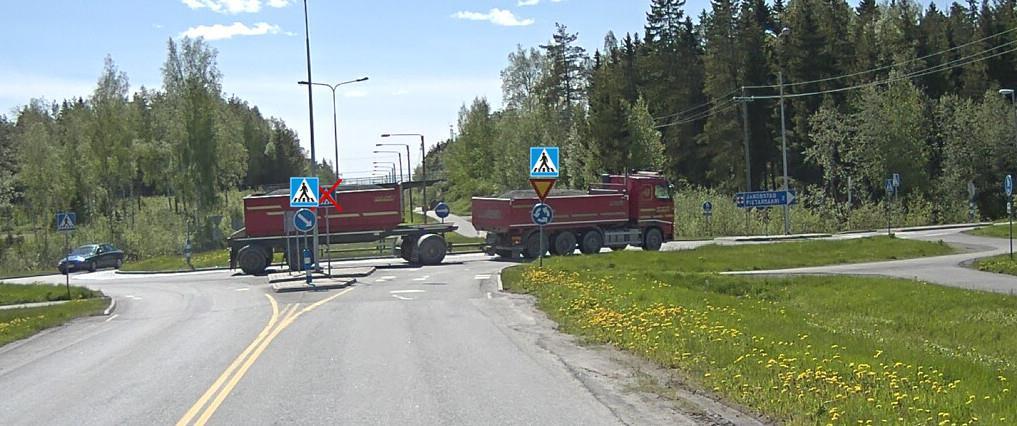 Kohde 265 Tieosoite 749/7/219 Pietarsaari, Pietarsaaren ohikulkutie - Keskisaarekkeen jakaja- ja suojatiemerkit samaan varteen - Suojatiemerkki ajoradan oikealle puolelle, varoituskolmion kanssa