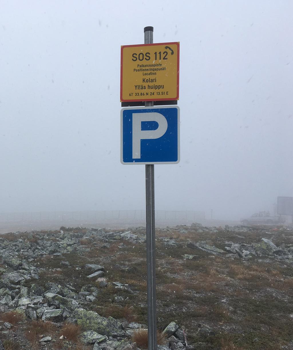 Paikannusmerkki Yllästunturin huipulla, moottorikelkkojen parkkipaikalla.