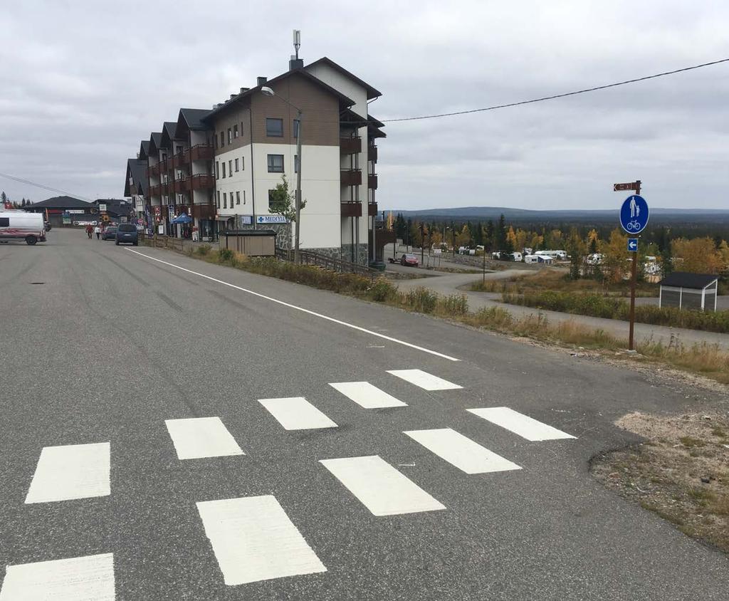 Suojatien jälkeen kulku ohjataan kevyen liikenteen väylää pitkin.