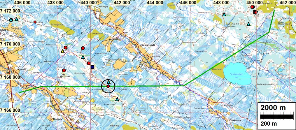 4 Itäinen linjaus Tutkittu linjaus vihreällä. Alueen muinaisjäännökset eri symbolein. Raportissa kuvattu paikka ympyröity.