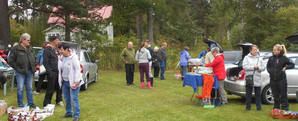 Lounas ja kirppis 12 Kirkonmenojen jälkeen vuorossa oli Tarjan keittiön keittolounas Veparilla.