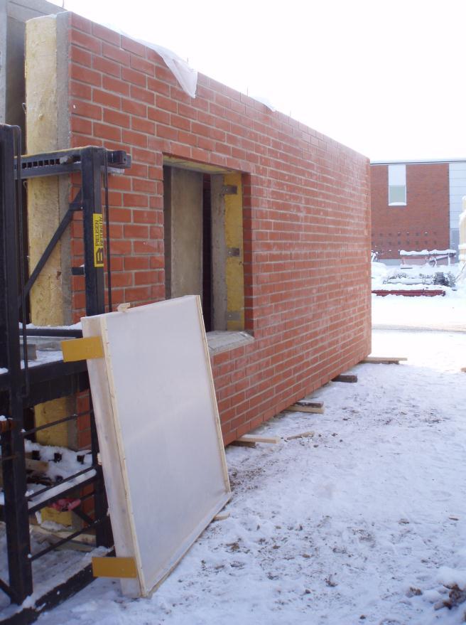 33 Kuva 12. Ikkuna- ja oviaukkoihin asennettavat muovi-ikkunat. Miestyövoimin tehtävät lumityöt tehtiin heti, kun se oli mahdollista lumikolien ja - lapioiden sekä lehtipuhaltimien avulla.