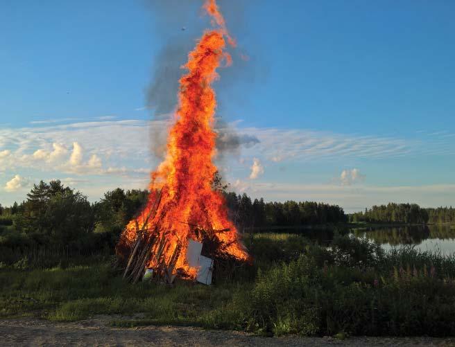 LYHYET Vähennä pienhiukkaspäästöjä polttamalla puuta puhtaasti Modernit, vähäpäästöiset varaavat tulisijat polttavat puuta puhtaammin kuin vanhat tulisijat.