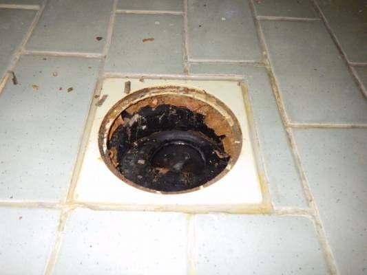 Oven kohdalla oli irronnut seinälaatta ja laatan takana ei seinässä havaittu vedeneristysmassaa.