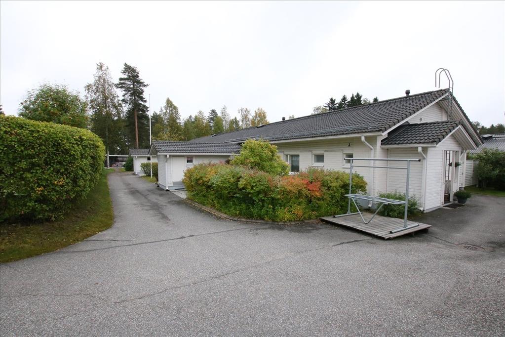 Kaikki päivittäispalvelut kävelymatkan päässä ja keskustaankin lyhyt matka.