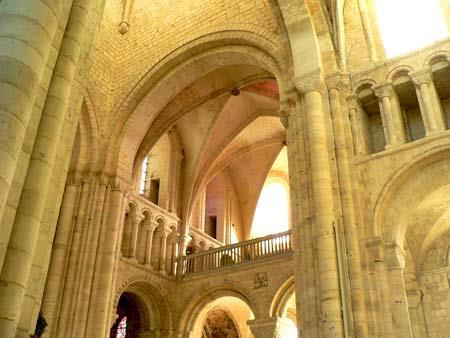 Romaaninen arkkitehtuuri 750-1250 Kirkot ja luostarit, linnat