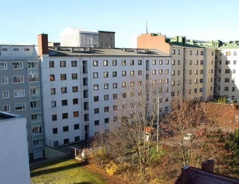 Satamakadun eteläpuolella osoitteessa Satamakatu 7 sijaitsevat yksikerroksinen uusrenessanssia edustava puutalo (Lambert Petterson 1891) sekä kolmikerroksinen uusrenessanssityylinen kivitalo (Lambert