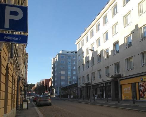 Asuinrakennukseen tehtiin laajempi julkisivu-, parveke- ja putkiremontti 2013 14. Vasemmalla: Satamakatua länteen. Oikealla: Hämeenpuisto 39 Satamakadun puolelta.