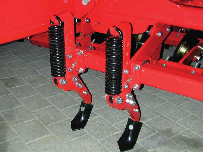 Uran kuohkeuttaja Traktorin renkaiden jättämien urien kuohkeuttamiseksi voidaan esimuokkauskoneiden yhteyteen asentaa uran kuohkeutuspiikit tai säädettävät kiekot.