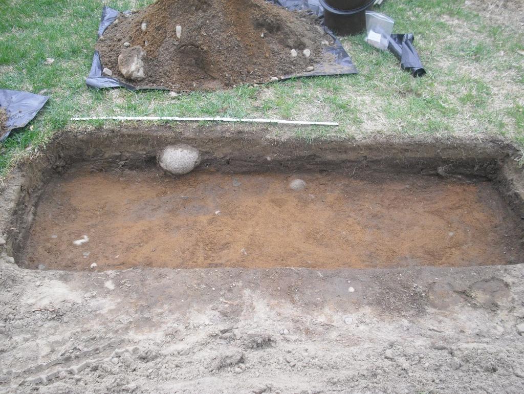 14 Koekuoppa 7, kaivinkoneella kaivettu noin 50 x 170 cm Turvekerros 5 cm Vaalea täytemaahiekka 8-10 cm Vanha peltokerros 8-10 cm Kaivinkone poisti koekuopasta turpeen ja täytemaahiekkaa.