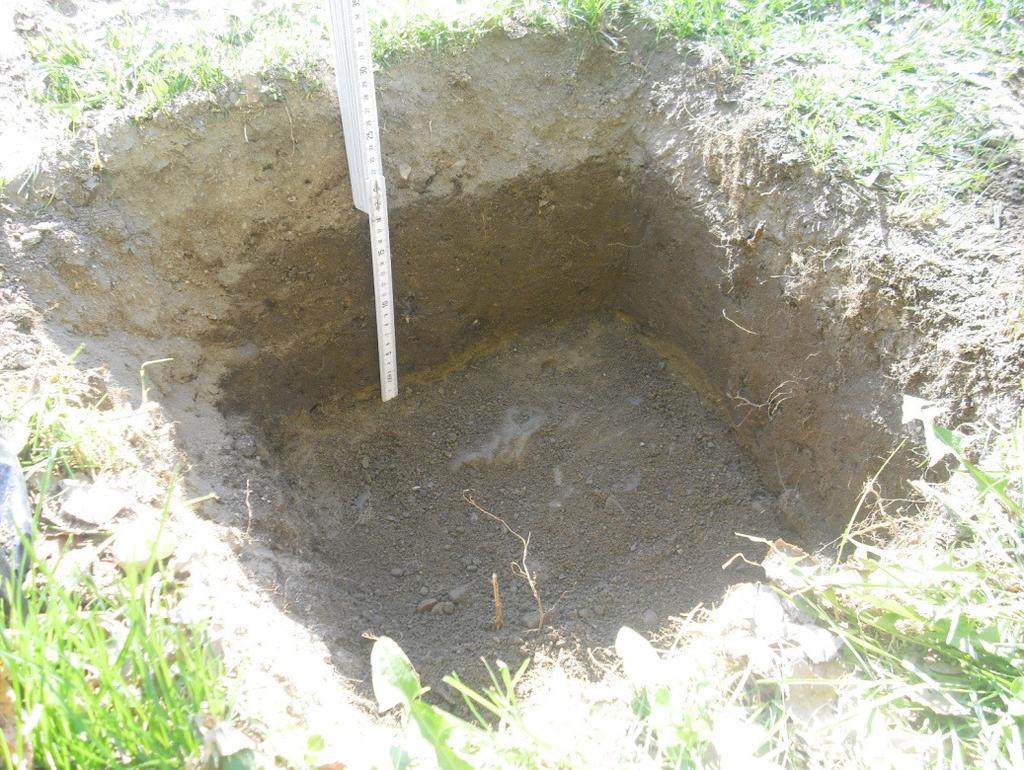 17 Koekuoppa 10, 50 x 50 cm Turvekerros 5 cm Vaalea täytemaahiekka 8-12 cm Vanha peltokerros 15 cm Peltokerroksesta löytyi yhden kvartsi-iskoksen (KM 38264: 4) lisäksi vain resenttejä löytöjä, mm.