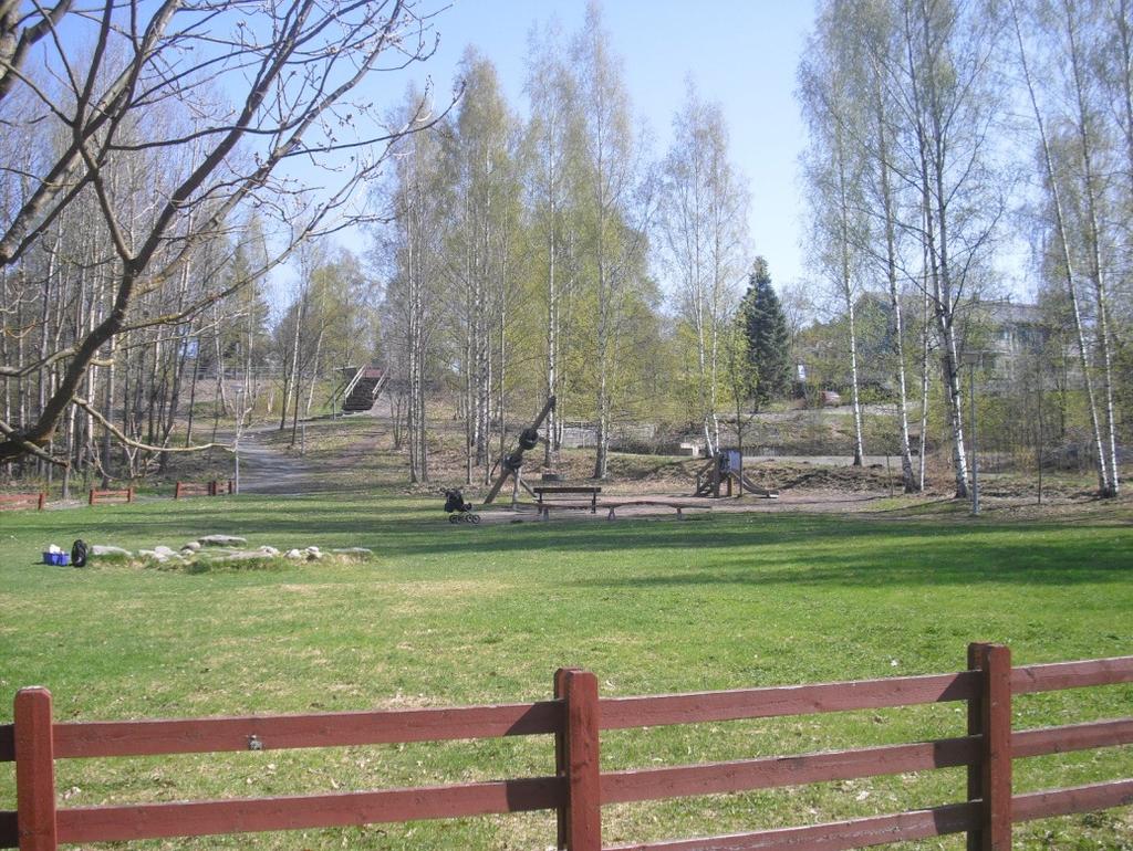 18 johdosta oli tehty puistoon uusi kiveys (kartassa 2 alueiden A ja C välissä oleva pyöreä kiveys, kuva 15). Kiveys tehtiin kuitenkin eri kohtaan, kuin vanha kiveys.