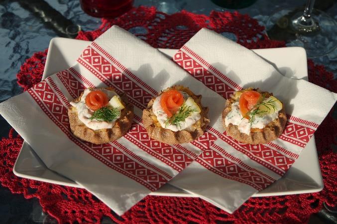Lanttu-karjalanpiirakka ja lohimousse Lohimoussen raaka-aineet: 150 g kylmäsavustettua lohta 200 g smetanaa 100 g maustamatonta tuorejuustoa ½ - 1 tl suolaa (voi lisätä maun mukaan) 15 g tilliä 10 g