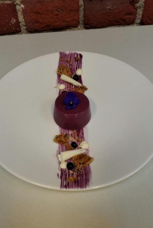 Rättänäpannacotta Pannacotta 2 dl täysmaitoa 2 dl kuohukermaa vajaa 1 dl ½ sokeria sitruunan raastettu kuori 1 rkl sitruunan mehua ½ vaniljatanko 4 dl mustikoita 3 kpl liivatelehteä Valmistusohje: