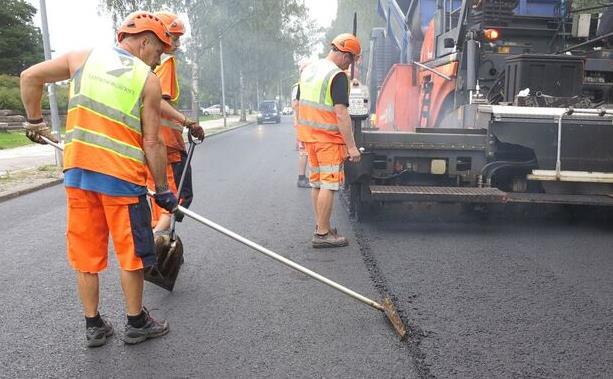 voi olla vaatimus. ) että siitä saadaan kolaamalla riittävästi hienoa massaa saumakohdan tiivistämiseen. Kolatessa erottuvat karkeat kivirakeet on suositeltavaa poistaa päällysteeltä.
