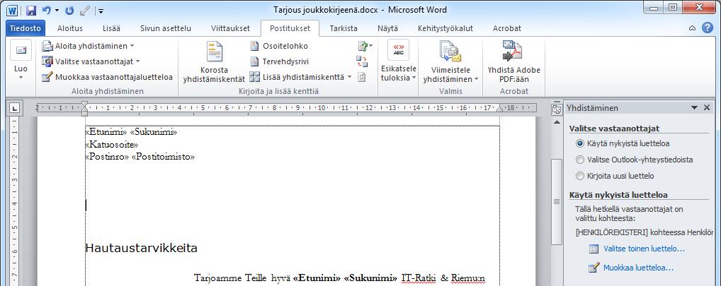 Napsauta sitten Lisää yhdistämiskenttä (Insert Merge Field) -pudotusvalikosta haluamasi kenttänimi.