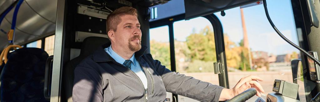 Bussinkuljettaja on asiakaspalvelun ammattilainen Juha Salonen viihtyy kuljettajan työssään. Kun iso mies istuu ratin taakse, on selvää, että tässä on laivan kapteeni.