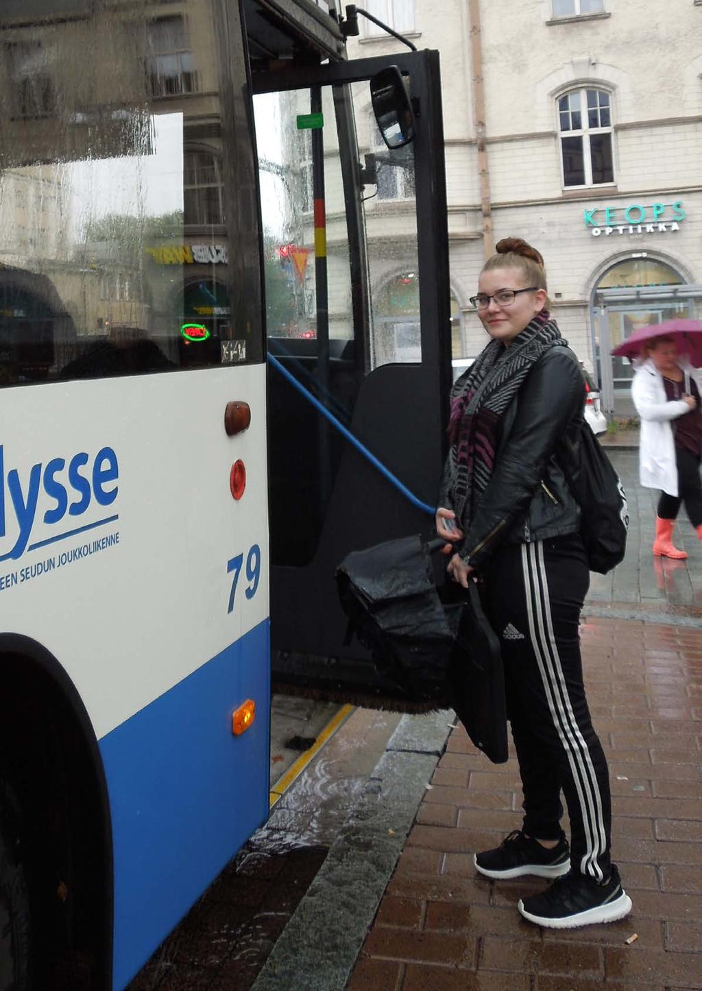 Lempäälästä tullessaan Sanna vaihtaa bussia keskustassa, ja jatkaa sitten Hervantaan. OLETKO PÄÄTOIMINEN TOISEN ASTEEN OPISKELIJA? ONKO KOULUMATKASI YLI 10 KILOMETRIÄ?