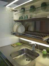 Esimerkiksi keittiön kaapit tai lieden voi lukita ja avata pienellä magneettitunnistimella. 4.3.1. Kalusteet Keittiön kaapit ja pöytätasot voidaan toteuttaa säädettäviksi.
