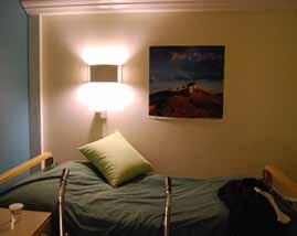 Tummat seinäpinnat saattavat tehdä huoneesta hämärän tuntuisen, vaikka valon määrä sinänsä olisi riittävä.