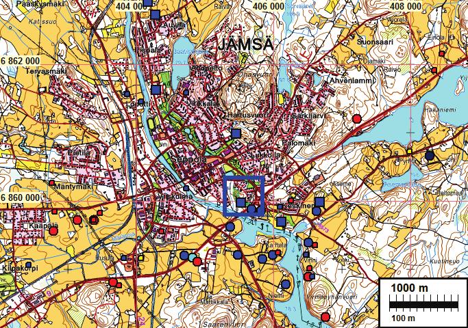 3 Tutkimusalueen sijainti sinisellä neliöllä. Lähialueen muinaisjäännökset eri symbolein: punainen = kivikausi, sininen = rautakausi Raportin kaikki koordinaatit ovat ETRS-TM35FIN.