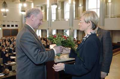 kielen käytöstä lääketieteen opiskelijoiden suomen kielen kypsyyskokeessa, ja ne jaettiin seitsemännentoista kerran. Kirjoituspalkinnot.