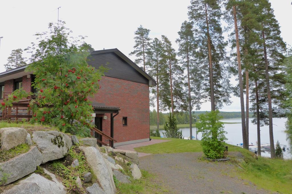 Upeaakin upeammat maisemat valtaavat koko pikku kodin. Rauhaisa, oma sisäänkäynti takaa yksityisyyttä.