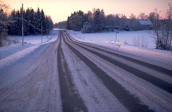 Talvihoitoluokka Ib ja TIb Tiellä hyvä talvikeli, ei täysin pitävä, riittävän turvallinen Tie osittain paljas/polanteinen tai kokonaan jää- /lumipolanteinen Pinta pidetään mahd. tasaisena (Huom!