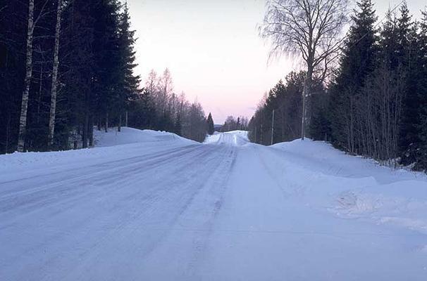 Talvihoitoluokka II Tien pinta jää-/lumipolanteinen, jossa sallitaan uraisuutta Normaalitilanteissa riittävä kitka ja tasaisuus maltilliseen ja turvalliseen liikennöintiin Vaikeissa säätilanteissa,