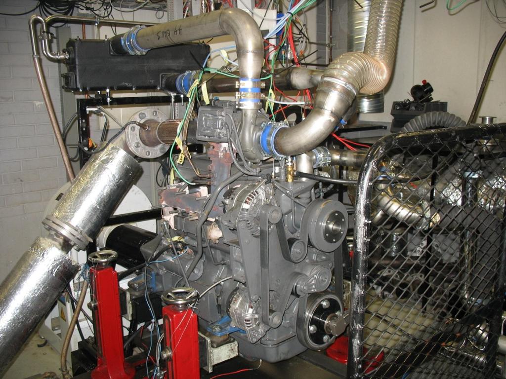 10 Kuva 2. 49AWF-tutkimusmoottori. 2.2 Pyörrevirtajarru Moottoreiden kuormitus toteutettiin Horiba WT 300 -pyörrevirtajarrulla. Jarrua ohjattiin PXI-ohjelmiston avulla tietokoneelta.