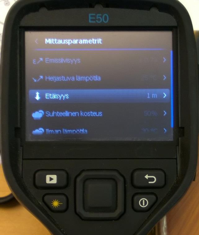 24 kuttaa olennaisesti mittauksesta saatavaan lämpötilaan. Etäisyys parametroidaan metrin tarkkuudella.