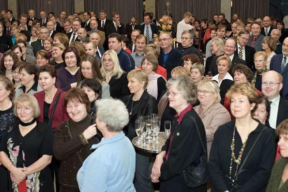 Vuosi 2006 År 2006 Kiinteistöviraston kokonaistulot vuonna 2006 olivat 495 miljoonaa euroa, ja ne ylittivät talousarvion vajaalla viidellä prosentilla.
