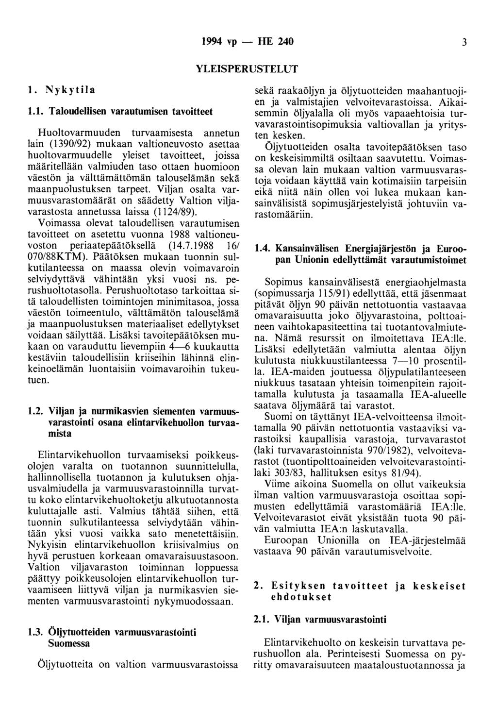 1994 vp- HE 240 3 YLEISPERUSTELUT 1. Nykytila 1.1. Taloudellisen varautumisen tavoitteet Huoltovarmuuden turvaamisesta annetun lain (1390/92) mukaan valtioneuvosto asettaa huoltovarmuudelle yleiset