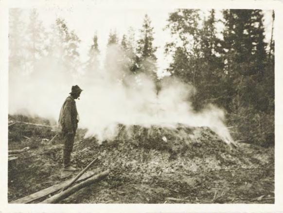 20. Tervan valmistus oli työlästä ja vaati paljon puuta. Kuvassa Tervahauta Kuhmon Änätin rannassa 1930-luvulla. KUVA: Museovirasto 28 5.