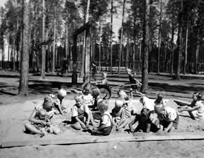 Monelle yhtiön suojissa varttuneelle lapselle yhdyskunta on jäänyt mieleen aurinkoisena onnelana. kaiseksi. Heidän oli tyytyminen parakkimaisiin rivitaloasuntoihin aina 1950-luvulle asti.