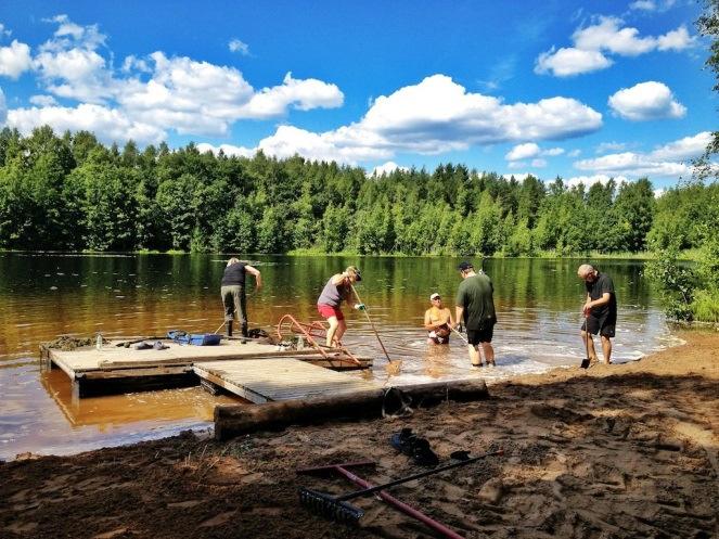 Ranta- alue on rakennettu löysäpohjaiseen paikkaan risupatjan päälle. Koska vaarana on että massa vähitellen painuu ja valuu järveen, vastapenkan rakentaminen oli tarpeen.